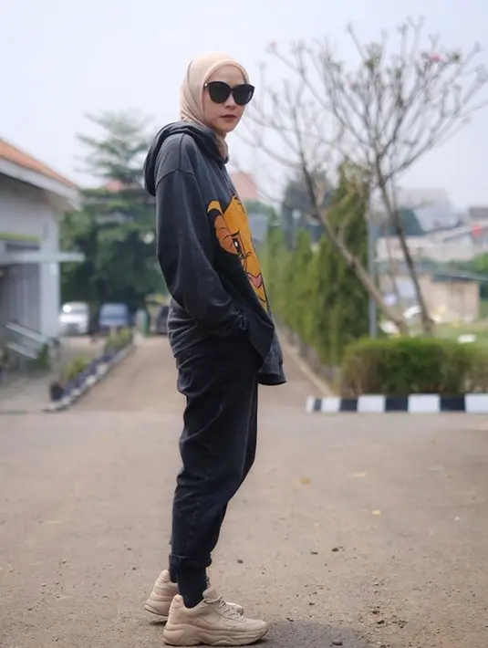 Istri Hanung Bramantyo ini tampil modis dan casual dengan hoodie serta kacamata hitam yang ia pakai. Dilengkapi sepatu kets, penampilannya kece banget.(Liputan6.com/IG/@zaskiadyamecca)