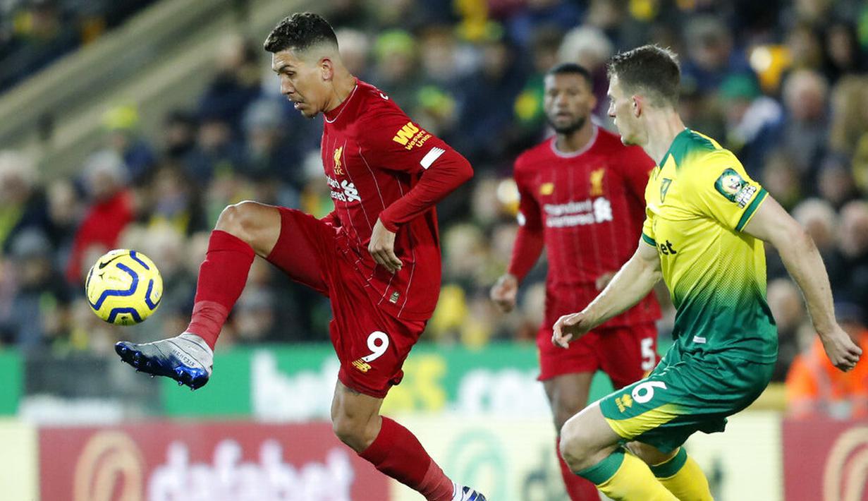 Penyerang Liverpool, Roberto Firmino, mengontrol bola saat melawan Norwich City pada laga Premier League di Stadion Carrow Road Minggu (16/2/2020). Liverpool menang 1-0 atas Norwich City. (AP/Frank Augstein)