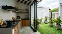 8 Desain Dapur dengan Taman Kering yang Mudah Dirawat, Inspirasi Rumah Tropis Modern