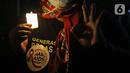 Seorang relawan menyalakan lampu pada malam renungan Hari AIDS Sedunia di Tanah Abang, Jakarta, Rabu (1/12/2021). Acara ini mengampanyekan kepada masyarakat untuk mewaspadai penularan virus HIV/AIDS dan lebih berempati pada penderitanya. (Liputan6.com/Herman Zakharia)