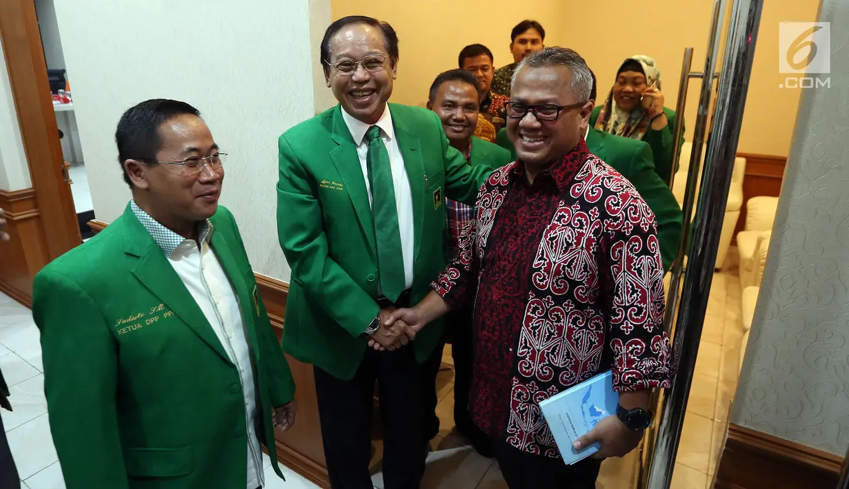 Ketua KPU, Arief Budiman menyambut kedatangan Ketum PPP Muktamar Jakarta Djan Faridz di Gedung KPU, Jakarta, Senin (9/10). Kedatangan PPP untuk berkonsultasi terkait syarat pendaftaran partai politik (Parpol) peserta Pemilu 2019 (Liputan6.com/Johan Tallo)