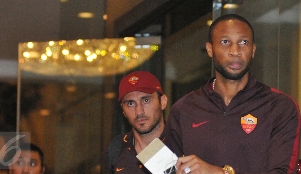 Pemain AS Roma Seydou Keita tiba di Hotel Shangri La, Jakarta, Jumat (24/07/2015). Tim liga Italia berjulukan Giallorossi (Kuning-Merah) tersebut akan menggelar pertandingan intern antara skuadnya.  (Liputan6.com/Herman Zakharia)