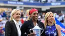 Serena Williams bersama legenda tenis putri, Chris Evert (kanan) dan Martina Navratilova, setelah menjuarai AS Terbuka 2014. (www.usopen.org)