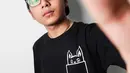 Tampil santai pakai kaos hitam serta topi warna senada, gaya dancer muda ini bak hip-hop dan modis banget. (Liputan6.com/IG/@brandon_lilhero)