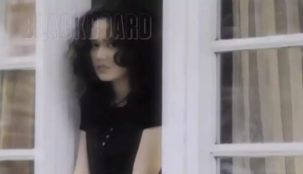 Soundtracknya yang dilantunkan Retno Susanti ini juga ikonis. Dan rupanya ada Mulan Jameela di sana.  [Youtube Sha Silaban]