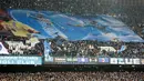 Suporter Napoli membentangkan spanduk raksasa saat pertandingan antara Napoli melawan AC Milan dalam laga Serie A Italia di Stadion San Paolo, Naples, (22/2/2016). (AFP/Carlo Hermann)
