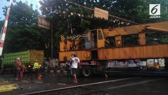 VIDEO: Truk Tersangkut Kabel Lintasan Kereta, Commuter Line Molor