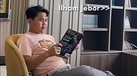 Mas Jebor, pengatut jadwal pengajian Gus Iqdam sedang membaca majalah (Tangkap Layar YouTube Ronji TV)