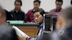 Mantan Kepala Dinas Perhubungan DKI, Udar Pristono menjalani sidang pembacaan dakwaan di Pengadilan Tipikor, Jakarta, Senin (13/4/2015). Udar ditetapkan sebagai tersangka tindak pidana korupsi pengadaan bus Transjakarta. (Liputan6.com/Andrian M Tunay)