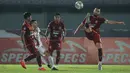 Pemain Borneo FC, Javlon Guseynov (kanan) berusaha menghalau bola saat melawan Bali United dalam laga pekan ke-5 BRI Liga 1 2021/2022 di Stadion Indomilk Arena, Tangerang, Selasa (28/09/2021). Kedua tim bermain imbang 1-1. (Bola.com/Bagaskara Lazuardi)