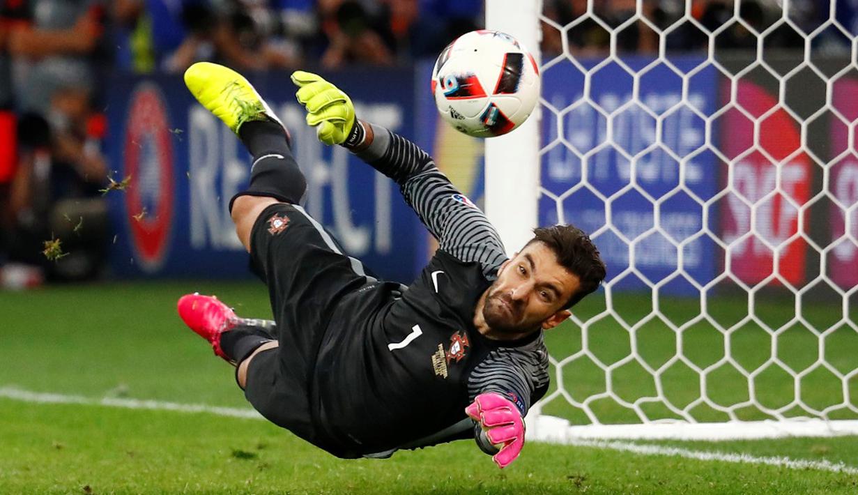  Kiper Portugal, Rui Patricio, menggagalkan tendangan penalti pemain Polandia, Jakub Blaszczykowski, saat adu penalti pada laga perempat final Piala Eropa 2016 di Stade Velodrome, Marseille, Jumat (1/7/2016) dini hari WIB. (Reuters/Michael Dalder)
