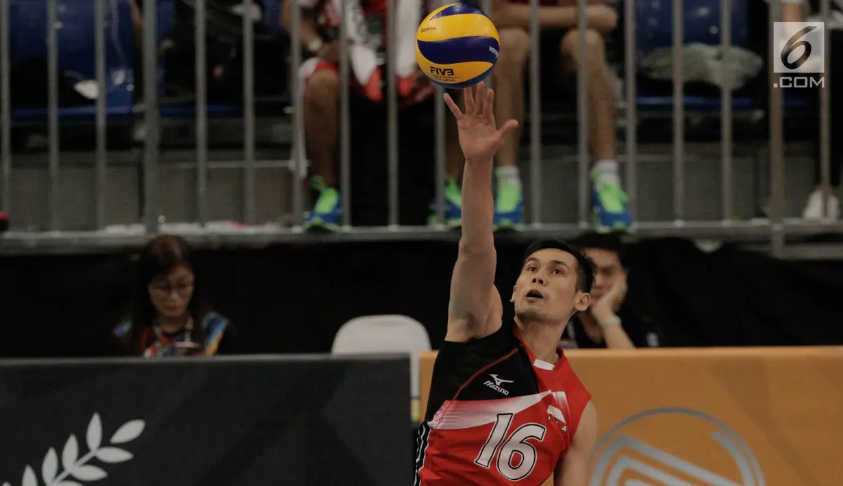 Pevoli putra Indonesia Ramzil Huda melakukan smash ke arah pemain Thailand pada final bola voli SEA Games 2017 di MITEC, Kuala Lumpur, Minggu (27/8). Tim bola voli Indonesia kalah atas Thailand dengan skor 1-3. (Liputan6.com/Faizal Fanani)