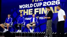 Emiliano Martinez, Lionel Scaloni, Pelatih kepala Timnas Argentina, dan Lionel Messi #10 Argentina berbicara dengan pemain sepak bola Amerika, Tom Brady, dan mantan pemain sepak bola, Rio Ferdinand ,selama konferensi pers menjelang Final Piala Dunia 2026 di Fanatics Fest di Javits Center pada 17 Juli 2026 di New York, New York. (Elsa/Getty Images/Getty Images via AFP)