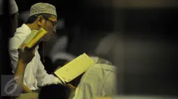 Jamaah melakukan tadarus Alquran di Masjid At-Tin, Jakarta, Kamis (9/7/2015). Ribuan umat Islam melakukan Iktikaf untuk mengharapkan hikmah malam Lailatul Qadar pada Ramadan tahun ini. (Liputan6.com/Herman Zakharia)