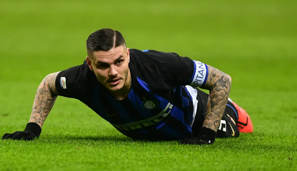 Bintang Inter Milan, Mauro Icardi terjatuh pada lanjutan Serie A yang berlangsung di stadion Giuseppe Meazza, Milan, Minggu (3/2). Inter Milan kalah 0-1 kontra Bologna. (AFP/Miguel Medina)