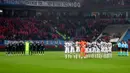Para pemain mengheningkan cipta untuk korban gempa Turki dan Suriah sebelum dimulainya pertandingan sepak bola leg pertama playoff Liga Konferensi Eropa antara Trabzonspor dan Basel di Stadion Senol Gunes, Trabzon, Turki, 16 Februari 2023. (AP Photo)