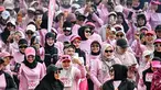 Para pelari wanita mengikuti acara 'She Runes the World' di stadion Harapan Bangsa, Banda Aceh, Aceh, pada Minggu 3 Mei 2026. Ribuan perempuan mengikuti kegiatan lari santai yang digelar di Stadion Harapan Bangsa. (CHAIDEER MAHYUDDIN/AFP)