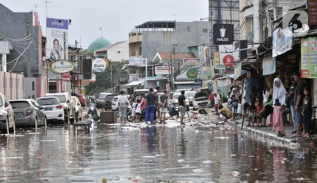 Kondisi banjir yang merendam Jalan RA Kartini, Bekasi, Jawa Barat, Kamis (2/1/2020). Banjir yang merendam Jalan RA Kartini sejak kemarin melumpuhkan akses kendaraan dan perekonomian warga setempat. (merdeka.com/Iqbal Nugroho)