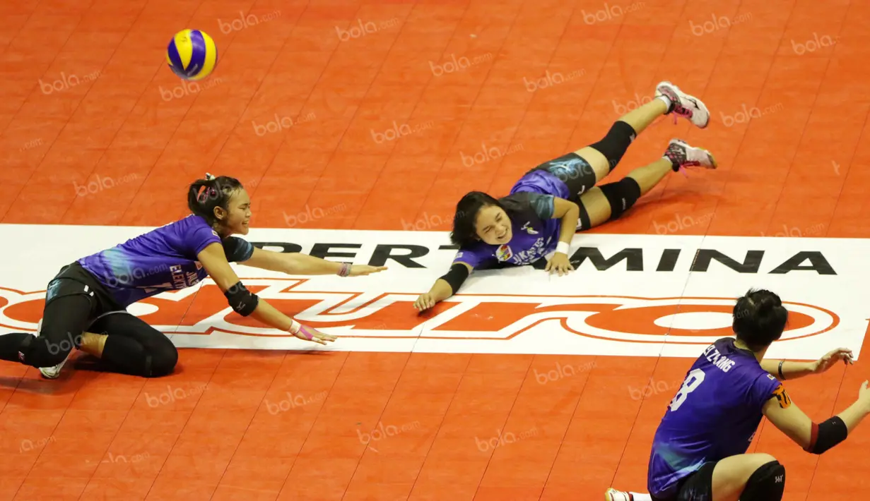 Dua pemain putri Jakarta Elektrik PLN terjatuh saat berusaha mengembalikan bola melawan Jakarta Pertamina Energi pada lanjutan Proliga 2016 di Hall Basket Gelora Bung Karno, Senayan, Jakarta, Sabtu (2/4/2016). (Bola.com/Nicklas Hanoatubun)