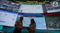 Petugas meninjau layar pantauan di Pos Koordinasi (Posko) Pusat Terpadu Angkutan Natal 2023 dan Tahun Baru 2024 (Nataru) di kantor Kemenhub, Jakarta, Rabu (20/12/2023). (Liputan6.com/Faizal Fanani)