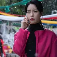 Dalam salah satu scene The Glory, Lim Ji Yeon tampil berkelas dalam balutan crop blazer dan asymmetric skirt serba putih. [Foto: IG/limjjy2].