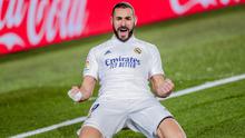 Striker Real Madrid, Karim Benzema, melakukan selebrasi usai mencetak gol ke gawang Athletic Bilbao pada laga Liga Spanyol di Stadion Alfredo Di Stefano, Rabu (16/12/2020). Real Madrid menang dengan skor 3-1. (AP/Bernat Armangue)