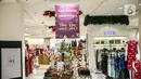 Suasana tenant yang menawarkan diskon Natal dan Akhir Tahun di Mal Taman Anggrek di Jakarta, Senin (21/12/2020). Sejumlah gerai pakaian di mal ini mempromosikan diskon besar-besaran jelang perayaan Natal dan Tahun Baru 2021. (Liputan6.com/Faizal Fanani)