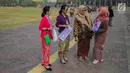 Sejumlah wanita mengenakan baju kebaya berbincang saat mengikuti hari Gerakan Nasional kembali ke busana identitas Indonesia, Jakarta, Selasa (2/7/2019). Gerakan ini dinamakan sebagai Selasa Berkebaya untuk mengajak anak-anak muda tetap menjaga kelestarian busana kebaya. (Liputan6.com/Faizal Fanani)