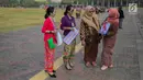 Sejumlah wanita mengenakan baju kebaya berbincang saat mengikuti hari Gerakan Nasional kembali ke busana identitas Indonesia, Jakarta, Selasa (2/7/2019). Gerakan ini dinamakan sebagai Selasa Berkebaya untuk mengajak anak-anak muda tetap menjaga kelestarian busana kebaya. (Liputan6.com/Faizal Fanani)