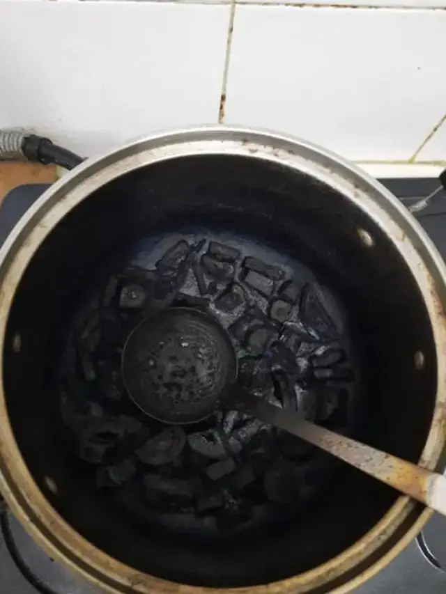 10 Momen Netizen saat Masak Makanan Berakhir Gosong, Apes Banget