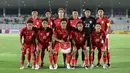 Starting XI pemain Timnas Indonesia U-23 memasuki lapangan pertandingan dalam laga uji coba melawan India di Stadion Madya, Senayan, Jakarta, Jumat (10/10/2025). (Bola.com/Muhammad Iqbal Ichsan)