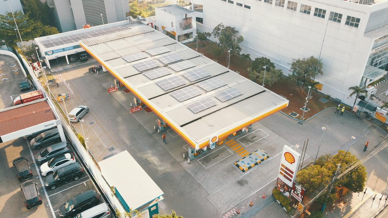 Shell Indonesia sebagai salah satu penyedia layanan hilir BBM di Indonesia kembali mencatatkan langkah keberlanjutannya melalui PLTS Atap yang akan dipasangkan di SPBU Shell kawasan Jabodetabek.