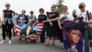 Penggemar melakukan doa bersama memperingati sepuluh tahun kematian Michael Jackson di Terrace Forest Lawn Cemetery, California, Selasa (25/6/2019). Tepat pada hari ini sepuluh tahun yang lalu berita kematian King of Pop Michael Jackson sempat mengguncang dunia. (Chris Pizzello/Invision/AP)
