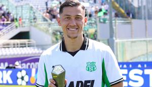 Jay Idzes, Sassuolo, menerima penghargaan Man of The Match pada laga melawan Fiorentina. (Dok. X @SassuoloUS)