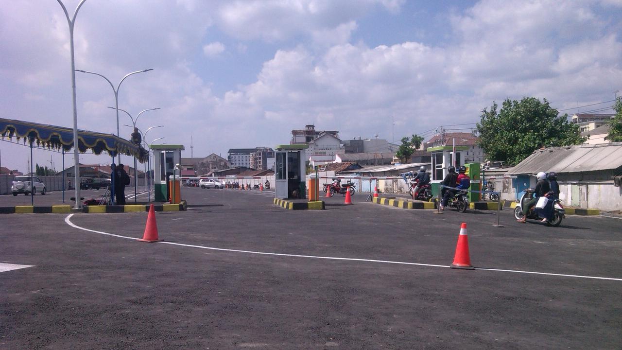 20150708-Area parkir-stasiun tugu