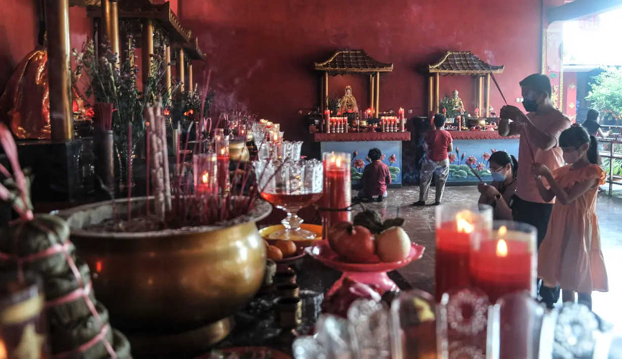 Warga keturunan Tionghoa saat sembahyang Tahun Baru Imlek 2574 di Wihara Buddha Dharma & Pho Sat, Tajur Halang, Bogor, Minggu (22/1/2023). Wihara Buddha Dharma & Pho Sat atau yang juga dikenal dengan Wihara Buddha Tidur menjadi salah satu tempat ibadah warga Tionghoa dalam merayakan Tahun Baru Imlek sebagai ungkapan rasa syukur atas rejeki dan keselamatan dari tuhan serta untuk pengharapan kehidupan lebih baik di tahun Kelinci Air. (merdeka.com/Iqbal S Nugroho)