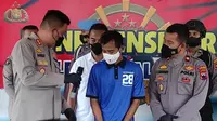 Polisi menangkap terduga pelaku pelecehan seksual (peremas payudara) mahasiswi di Pekalongan. (Foto: Polres Pekalongan/Liputan6.com)