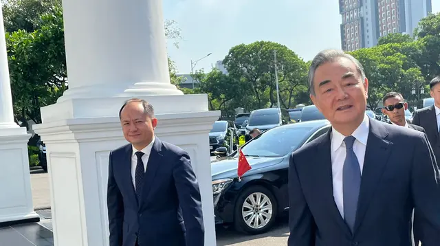 Menteri Luar Negeri (Menlu) China Wang Yi menyambangi Presiden Joko Widodo atau Jokowi di Istana Kepresidenan Jakarta, Kamis (18/4/2024). (Liputan6.com/Lizsa Egeham)