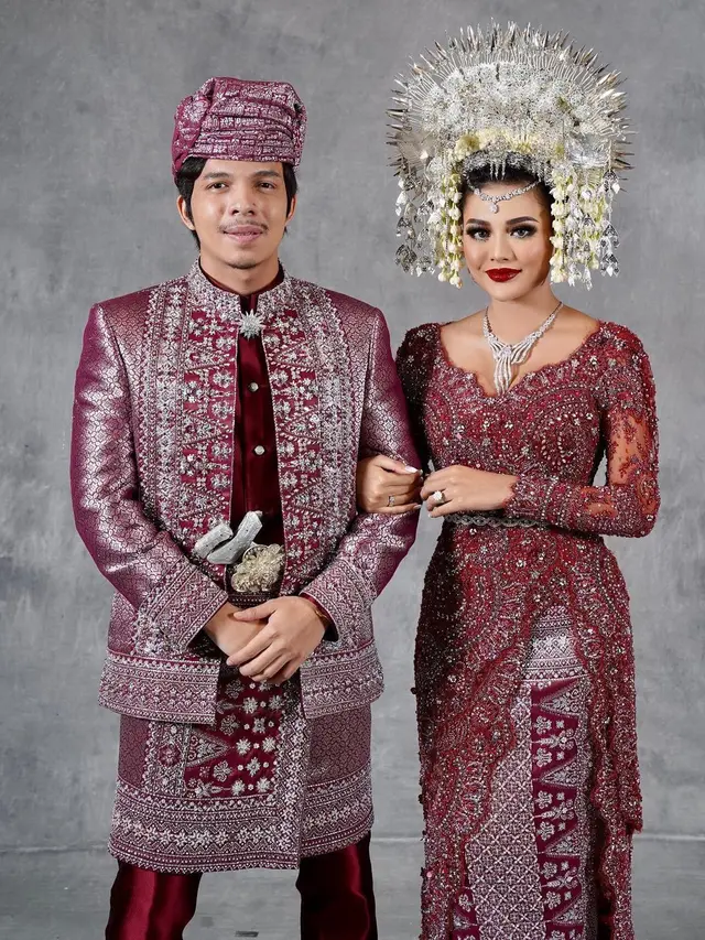 Aurel Hermansyah kenakan suntiang minang. (Sumber: Instagram/aurelie.hermansyah)