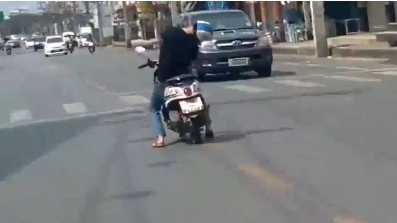 Naik Motor Sambil Tidur, Orang Ini Bikin Netizen Gempar