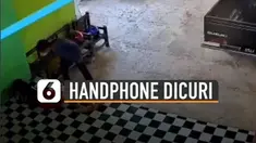 Pelaku itu dengan leluasa mencuri handphone yang diletakkan di sebelah pria tersebut.