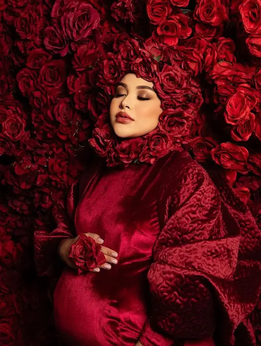 Untuk riasan wajah, MUA La Ode Yusuf memoles wajah glamor Aurel. Dengan mengaplikasikan eyeshadow coklat shimmer, blush on peach, dan lipstik merah yang serasi dengan outfitnya.[@aurelie.hermansyah]