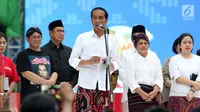 Presiden Joko Widodo memberi sambutan saat mengunjungi Festival Sarung Indonesia 2019, Plaza Tenggara Kompleks GBK, Jakarta, Minggu (3/3). Festival ini diikuti sejumlah perajin sarung tenun dari berbagai daerah. (Liputan6.com/Helmi Fithriansyah)