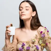 Ilustrasi menggunakan parfum. (c)&nbsp;IgorVetushko/Depositphotos.com