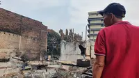 Tri, korban kebakaran Pasar Gembrong saat menunjukkan rumahnya yang sudah menjai puing-puing setelah dilalap sang jago merah. (Merdeka.com)  