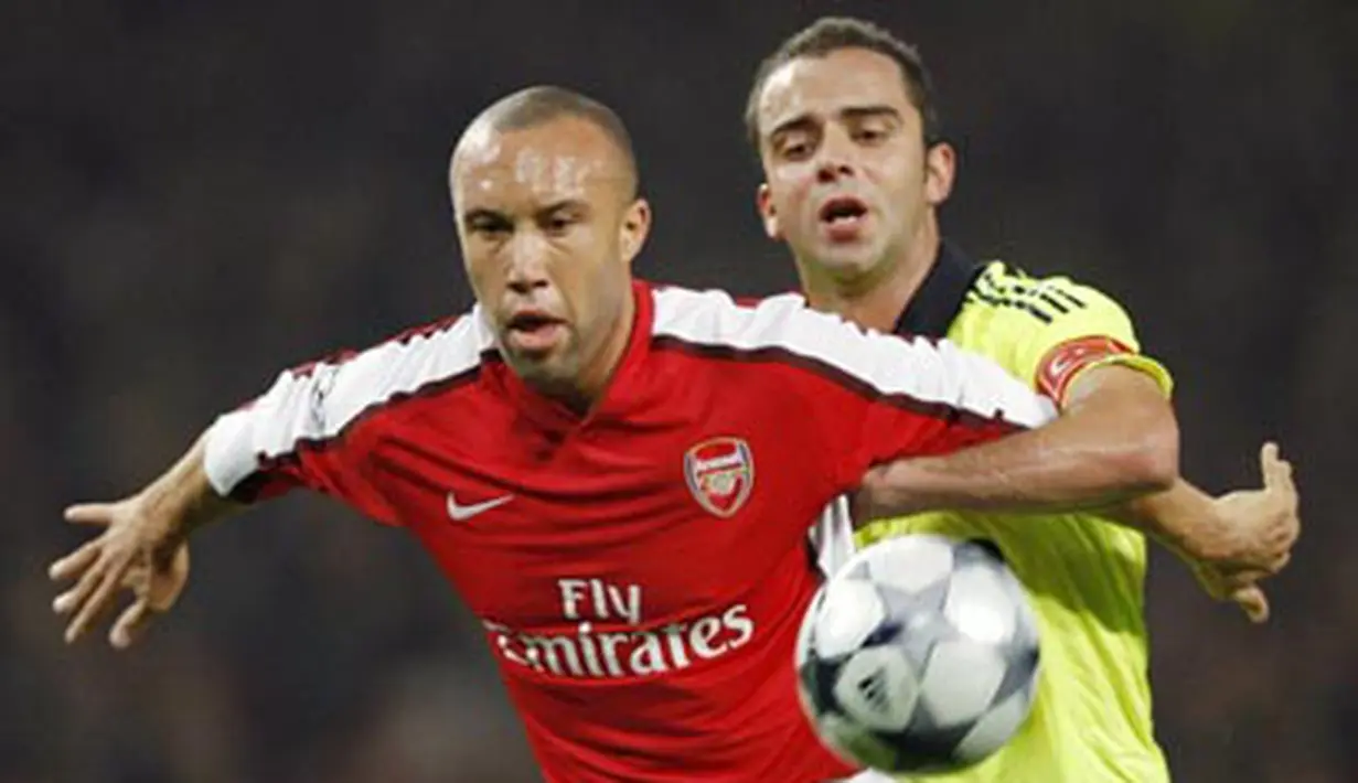 Arsenal's Mikael Silvestre holds off a challenge from Fenerbahce's Semih Senturk during Champions League Group G match at The Emirates Stadium in London on November 5, 2008. AFP PHOTO/Adrian Dennis 