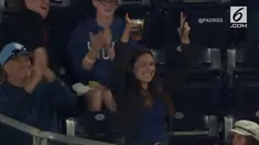 Sebuah bola bisbol melayang ke arah tribun dan masuk ke dalam gelas bir seorang penonton. Insiden ini terjadi pada pertandingan antara Atlanta Braves vs San Diego Padres.