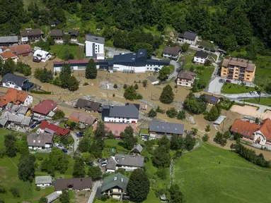 Area yang terendam banjir terlihat di Crna na Koroskem, Slovenia, Minggu, 6 Agustus 2023. Banjir tersebut disebabkan oleh hujan deras pada Jumat, 4 Agustus 2023,  yang menyebabkan sungai meluap dengan deras dan meluber ke rumah, ladang, dan kota. (AP Photo)
