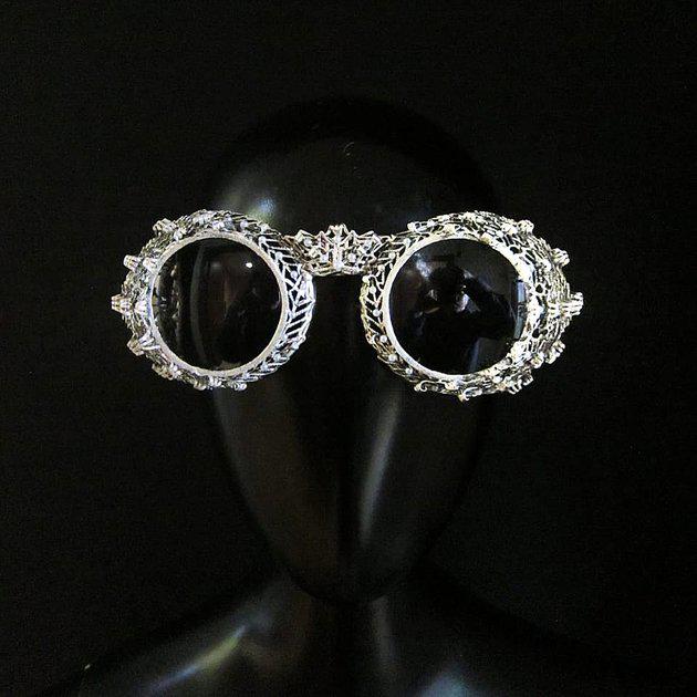 Goggles Ariana yang penuh dengan kristal/copyright instagram.com/arianagrande/ssm