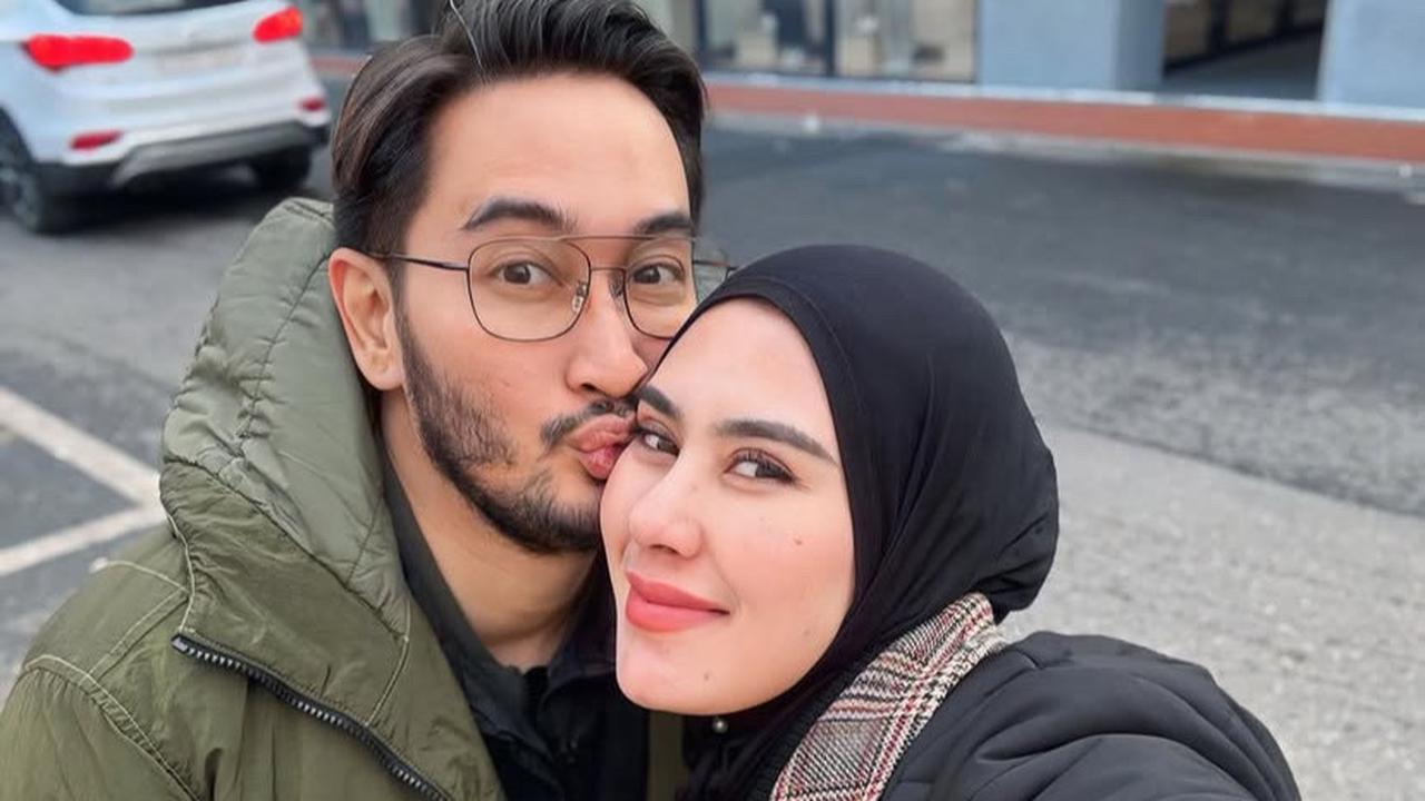 Jeje Govinda dan Syahnaz Sadiqah saat Liburan ke Korea Selatan. [@syahnazs]